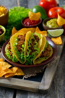 tabak tacos, cips ve domates sos