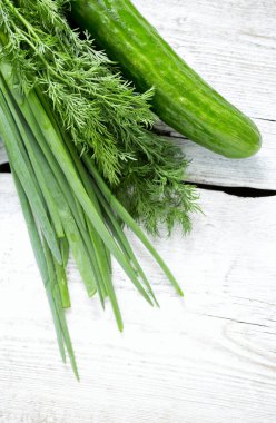 Tahta yüzeyde taze sebzeler