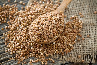 Tahta kaşıkta karabuğday