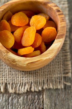 ahşap masa üstünde Kuru Kayısı