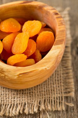 ahşap masa üstünde Kuru Kayısı