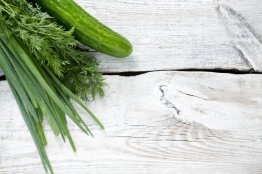 Tahta yüzeyde taze sebzeler