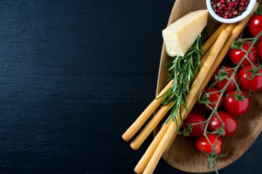 makarna, peynir, ekmek ve domates