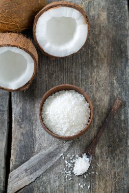 ahşap yüzeyde rendelenmiş hindistan cevizi