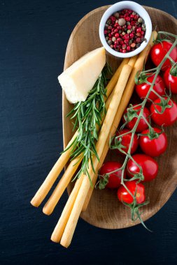 makarna, peynir, ekmek ve domates