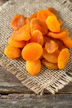 ahşap masa üstünde Kuru Kayısı