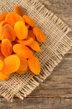 ahşap masa üstünde Kuru Kayısı