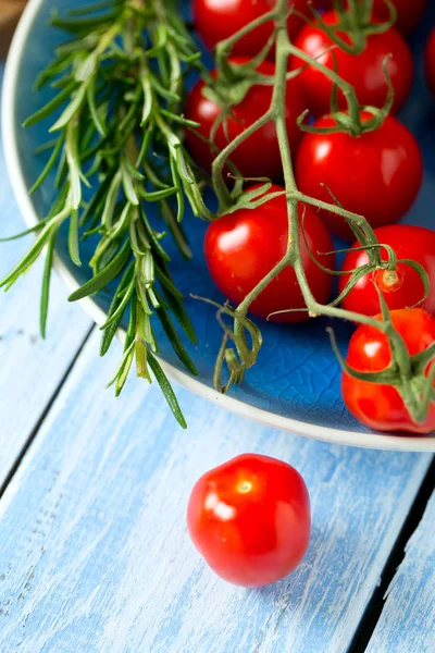 Tomaten Rozemarijn Houten Oppervlak — Stockfoto