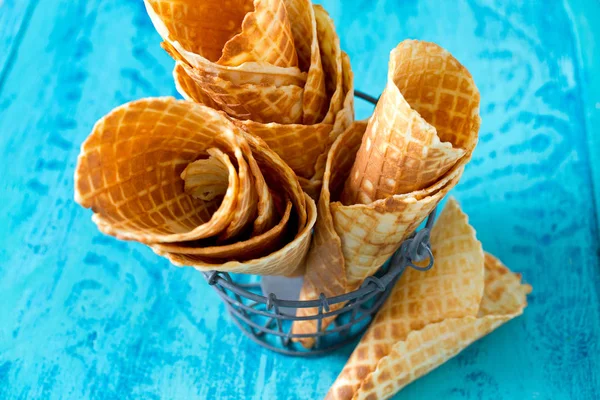 Waffelkegel Auf Holzoberfläche — Stockfoto