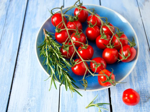 Tomaten Rozemarijn Houten Oppervlak — Stockfoto