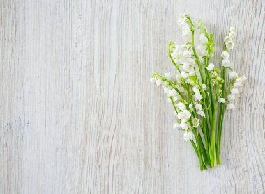 ahşap yüzeyde vadideki zambak