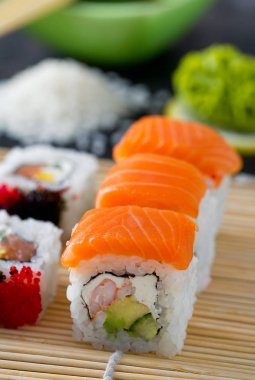 İştah açıcı suşi çeşitler kara tahta üzerinde