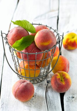 ahşap yüzeyde olgun şeftali