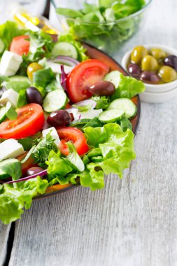 İştah açıcı taze sebze Yunan salatası