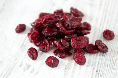 kızılcık ahşap yüzey üzerinde