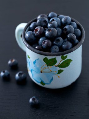 ahşap yüzey üzerinde yaban mersini