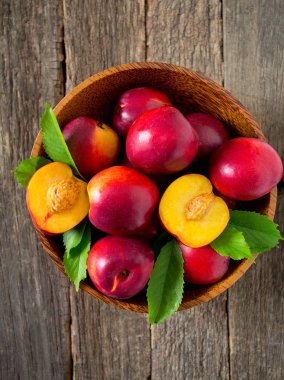 İştah açıcı olgun nektarin ahşap yüzey üzerinde