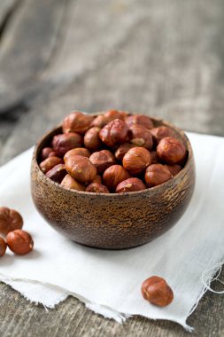 Tahta bir kasede fındık