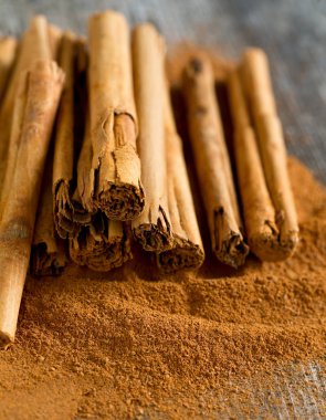 Ahşap yüzeyde aromatik tarçın