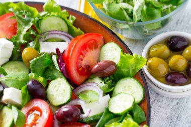 İştah açıcı taze sebze Yunan salatası