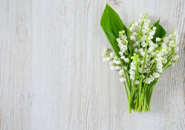 ahşap yüzeyde vadideki zambak