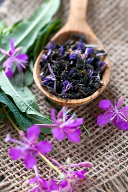 Fireweed çay ahşap yüzey üzerinde