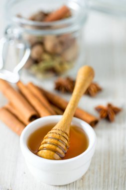 Farklı parlak otlar ve baharatlar