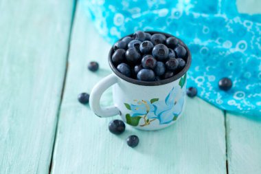 ahşap yüzey üzerinde yaban mersini