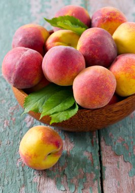 ahşap yüzeyde olgun şeftali