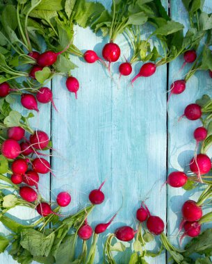 ahşap yüzeyde turp