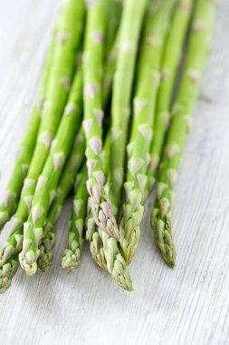 ahşap yüzey üzerinde kuşkonmaz