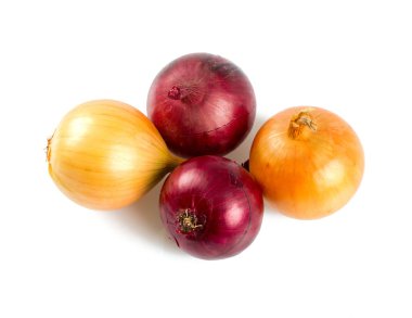 beyaz izole kırmızı ve sarı soğan