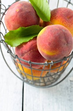 ahşap yüzeyde olgun şeftali