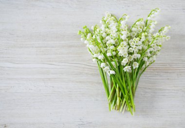 ahşap yüzeyde vadideki zambak