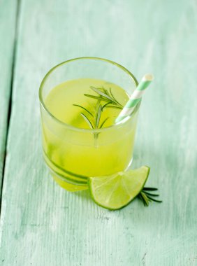 ahşap zemin üzerine limon limonata