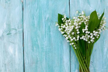 ahşap yüzeyde vadideki zambak