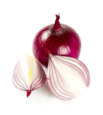 Beyaz arkaplanda kırmızı soğan izole edildi