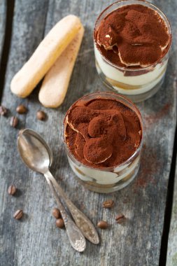 Cam ahşap yüzeyde tiramisu