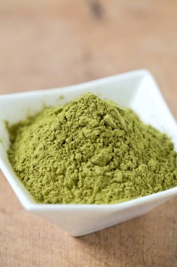 Ahşap yüzeyde Matcha çay makinası