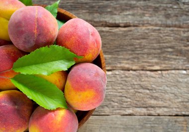 ahşap yüzeyde olgun şeftali