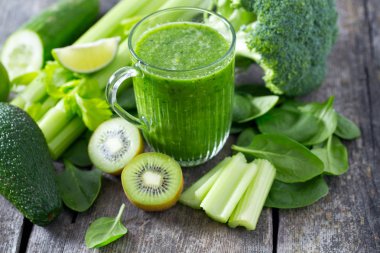 ahşap yüzey üzerinde taze yeşil smoothie