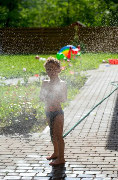 Menino Adorável Está Brincando Com Água Dia Quente Verão — Fotografia de Stock