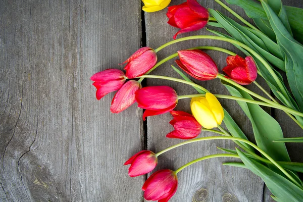 Kolorowe Tulipany Powierzchni Drewnianych — Zdjęcie stockowe