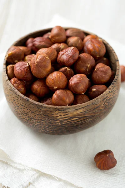 Hazelnoten Een Houten Schaal — Stockfoto