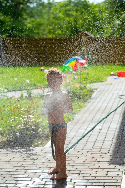 Adorable Chico Está Jugando Con Agua Caluroso Día Verano —  Fotos de Stock