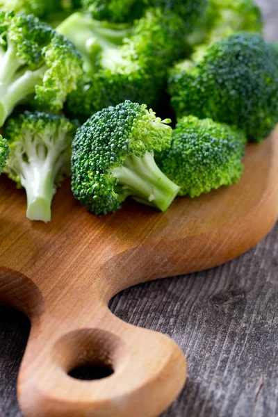Brokoli Pada Permukaan Kayu — Stok Foto