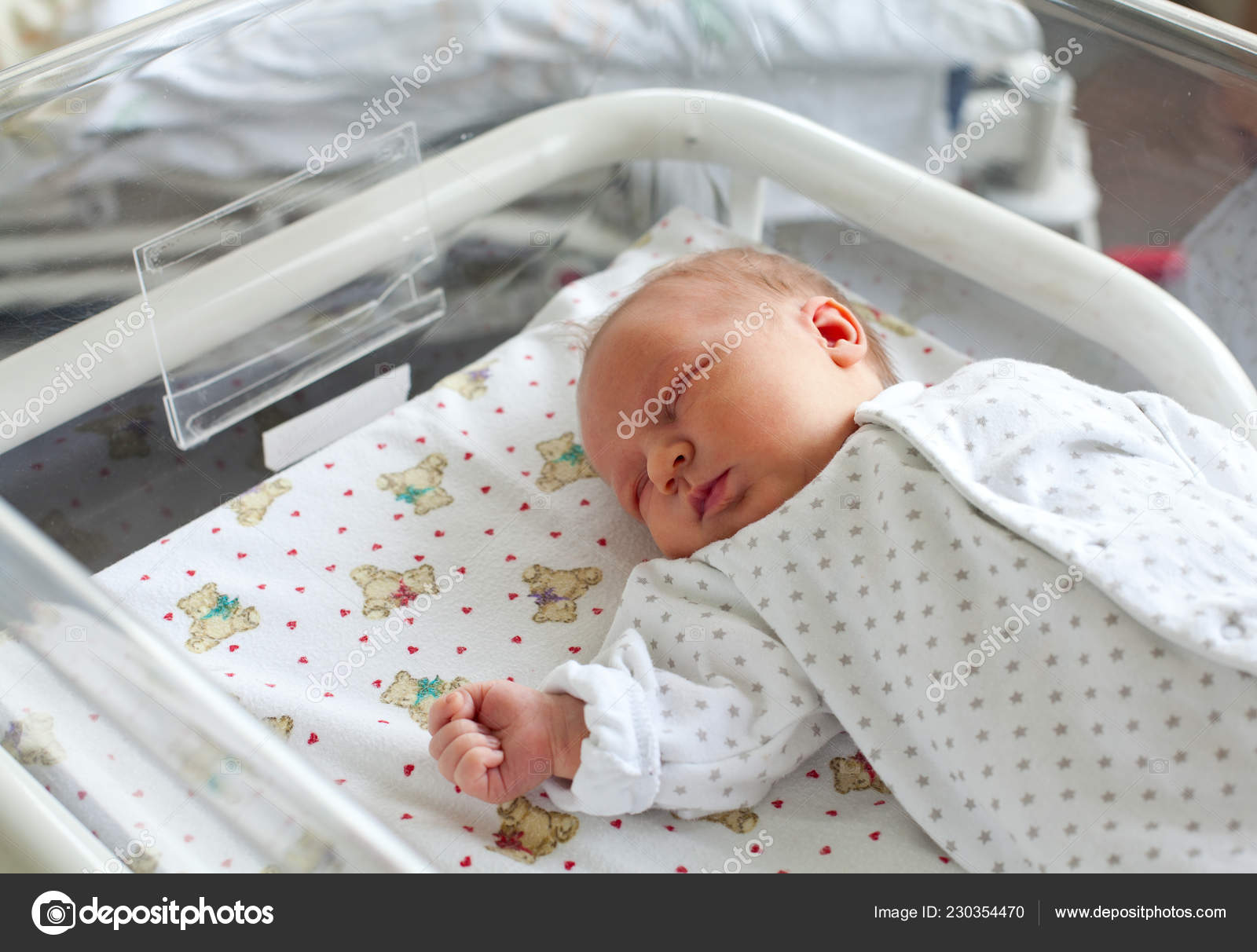 Bebê Recém Nascido Dormindo Hospital Basinet — Foto © dianazh