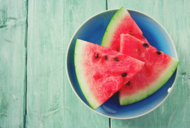 ahşap masa üzerinde taze kesilmiş karpuz