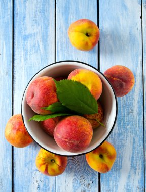 ahşap yüzeyde olgun şeftali