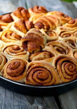 ahşap yüzey üzerinde tarçınlı çörek